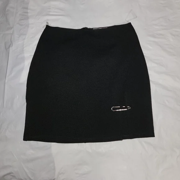 NWT Dolls Kill Sexy Classy Black Skirt , With Blinged Put Safety Pin 🧷 - Picture 6 of 9